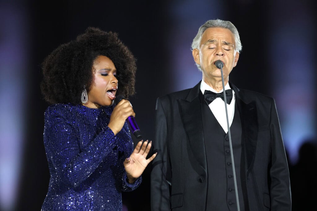 VATIKÁN, VATIKÁN – 13. SEPTEMBER: Jennifer Hudson a Andrea Bocelli vystupujú na pódiu počas podujatia „Grace For The World“ na Námestí svätého Petra 13. septembra 2025 vo Vatikáne, Vatikán. (Foto: Daniele Venturelli/Getty Images pre Grace For The World)