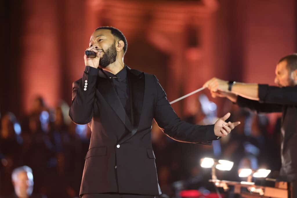 VATIKÁN, VATIKÁN – 13. SEPTEMBER: John Legend vystupuje na pódiu počas podujatia „Grace For The World“ na Námestí svätého Petra 13. septembra 2025 vo Vatikáne, Vatikán. (Foto: Daniele Venturelli/Getty Images pre Grace For The World)