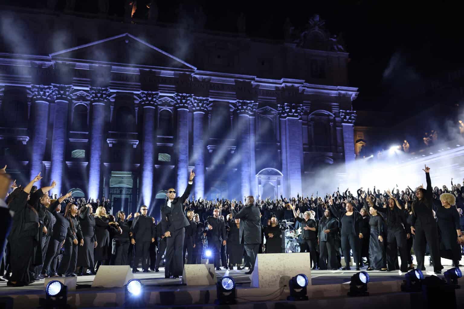 VATIKÁN, VATIKÁN – 13. SEPTEMBER: Pharrell Williams vystupuje na pódiu počas podujatia „Grace For The World“ na Námestí svätého Petra 13. septembra 2025 vo Vatikáne, Vatikán. (Foto: Daniele Venturelli/Getty Images pre Grace For The World)