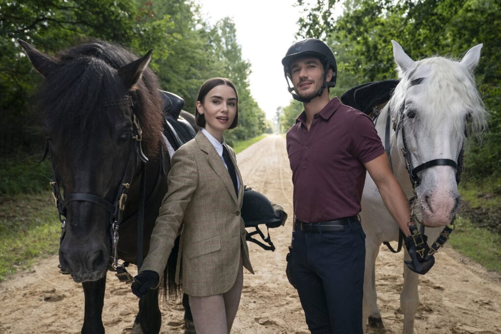 (Zľava doprava) Lily Collins ako Emily, Eugenio Franceschini ako Marcello v seriáli Emily v Paríži. Foto kredit: Caroline Dubois/S povolením Netflix © 2025