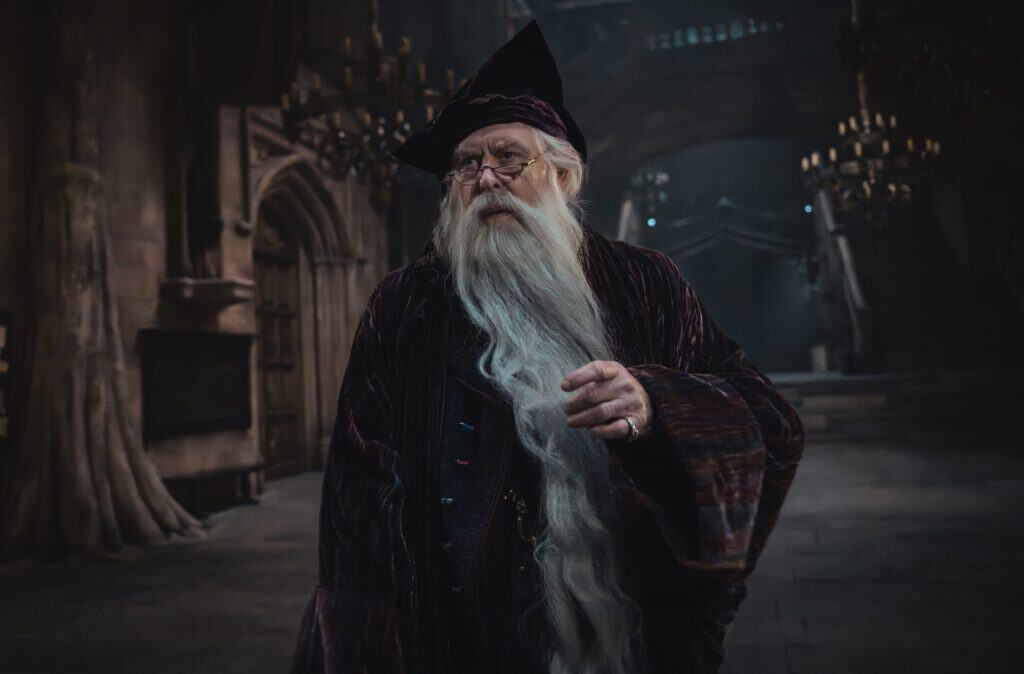 John Lithgow ako Albus Dumbledore / Zdroj: HBO