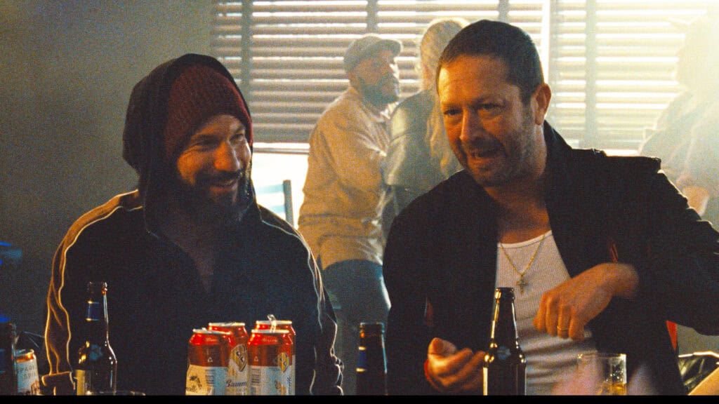Gary — (Vysiela sa v utorok 5. mája) Na snímke: (zľava doprava) Jon Bernthal ako Michael Berzatto, Ebon Moss-Bachrach ako Richard „Richie“ Jerimovich. Foto: FX
