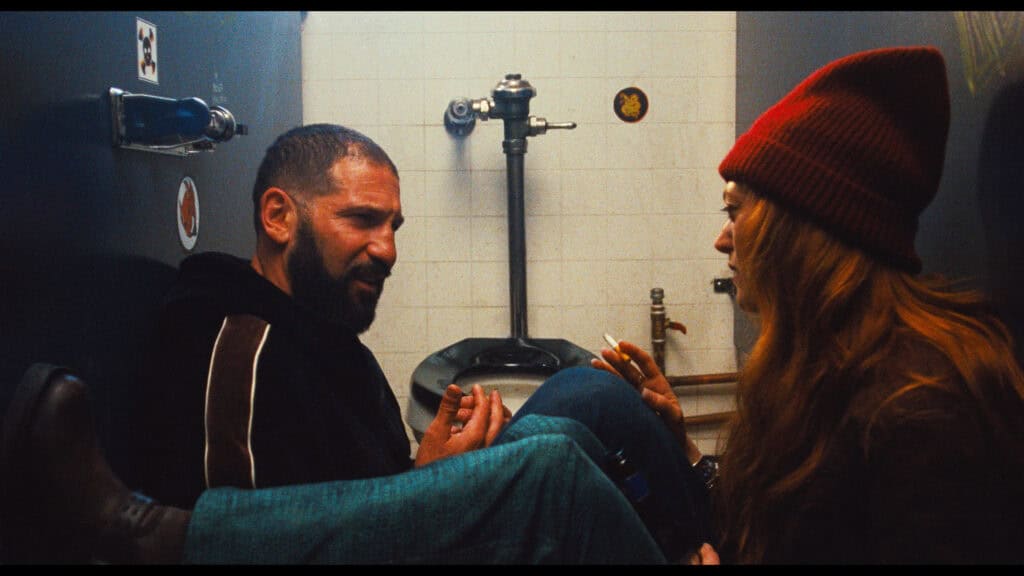 Gary — (Vysiela sa v utorok 5. mája) Na snímke: (zľava doprava) Jon Bernthal ako Michael Berzatto, Ebon Moss-Bachrach ako Richard „Richie“ Jerimovich. Foto: FX